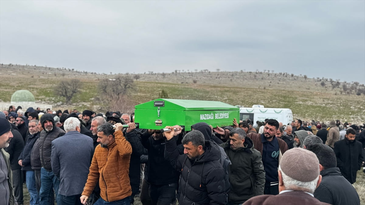 Mardin'in Mazıdağı ilçesinde kaybolduktan sonra gölette ölü bulunan 2 erkek çocuğunun cenazesi...