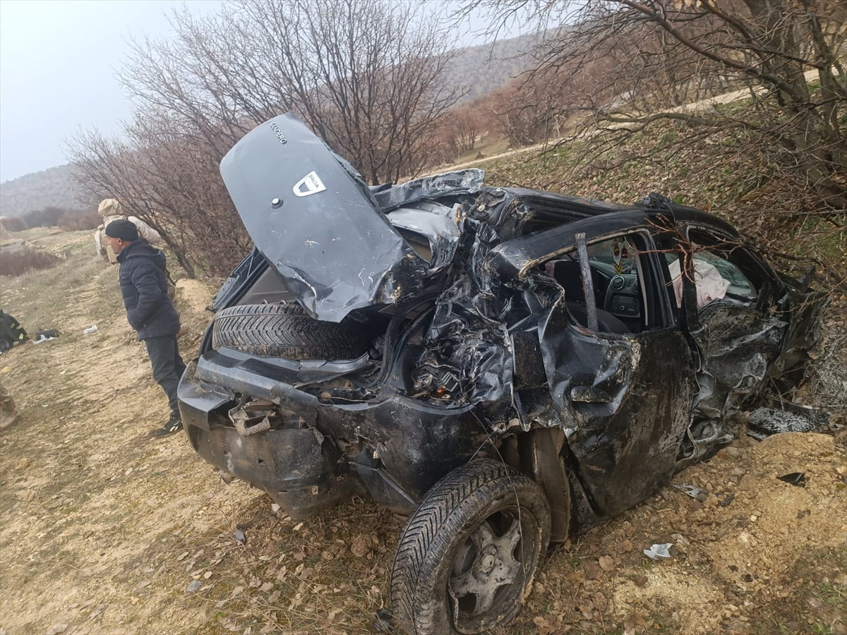 Mardin'in merkez Artuklu ilçesinde otomobilin şarampole devrilmesi sonucu 2'si çocuk 5 kişi...