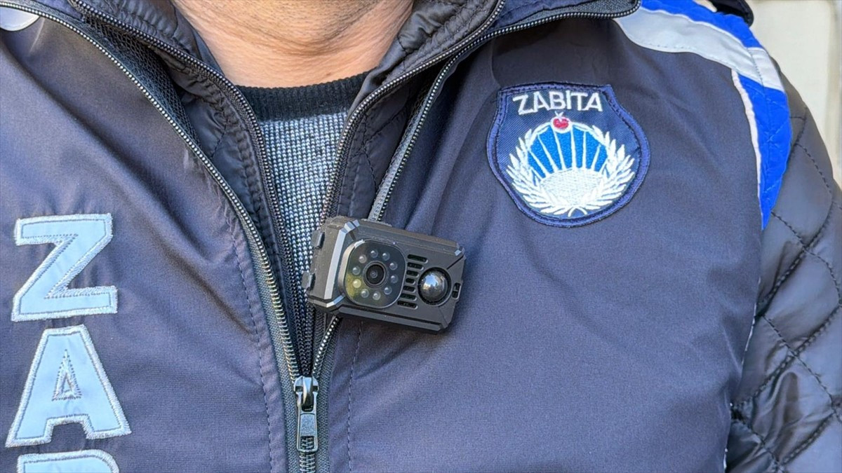 Mardin'in merkez Artuklu ilçesinde yere çöp atanların tespiti için zabıtalara yaka kamerası...