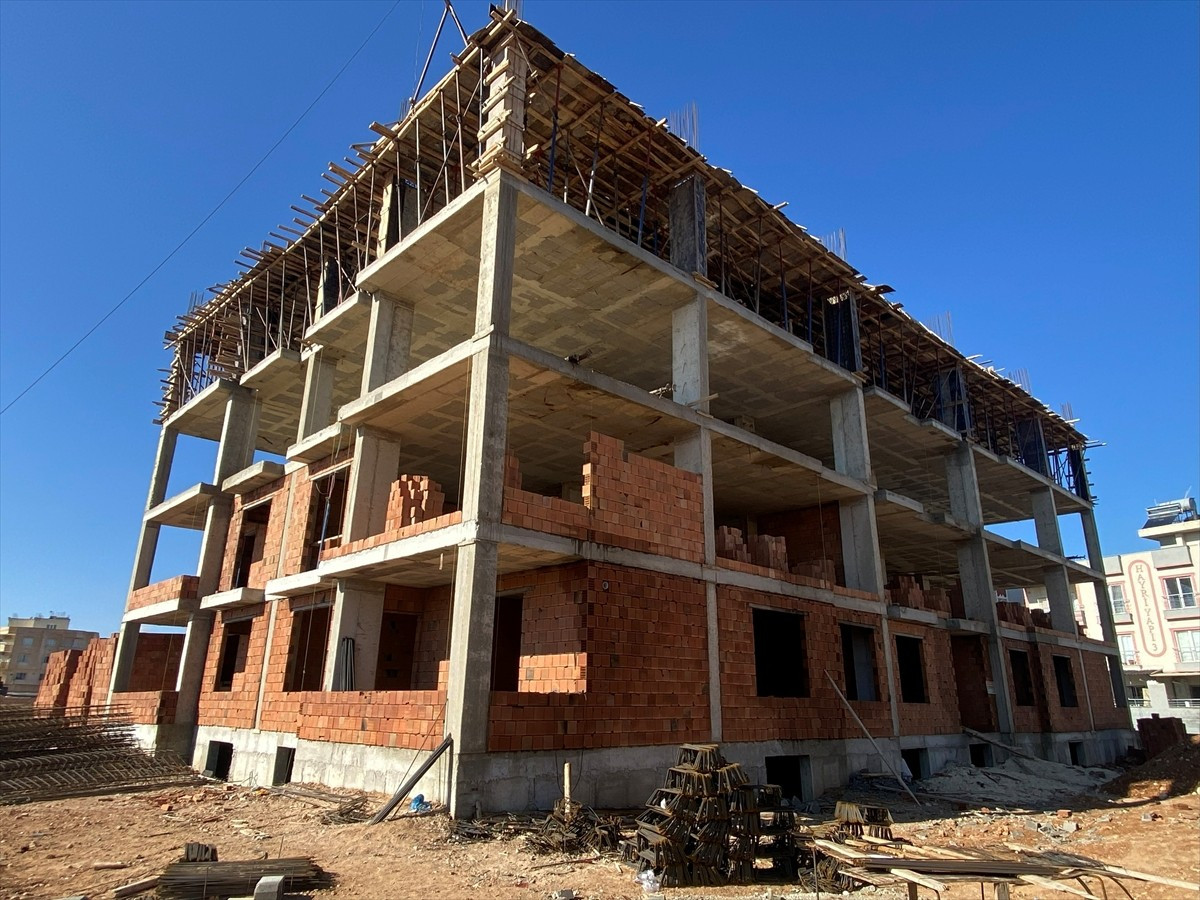 Mardin'in Midyat ilçesinde inşaatın 3'üncü katından düşen işçi yaşamını yitirdi.