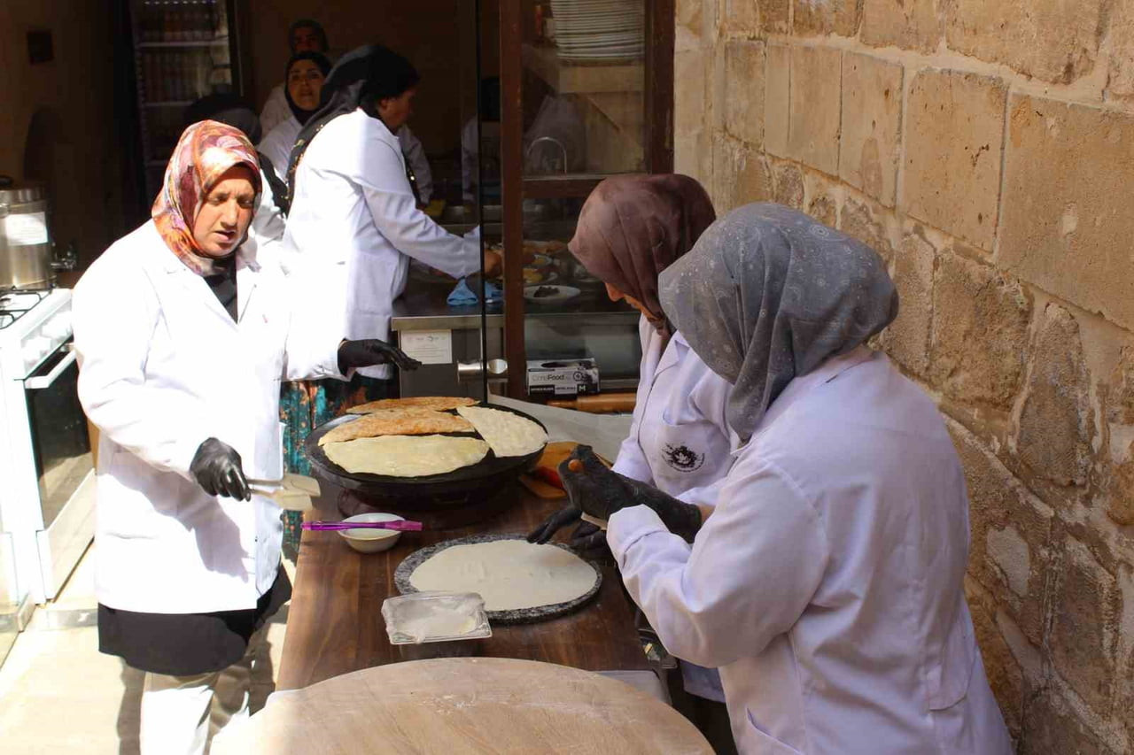MARDİN'İN MİDYAT İLÇESİNDE KOOPERATİF ÇATISI ALTINDA BULUŞAN KADINLAR EL EMEKLERİ İLE YÖRESEL...