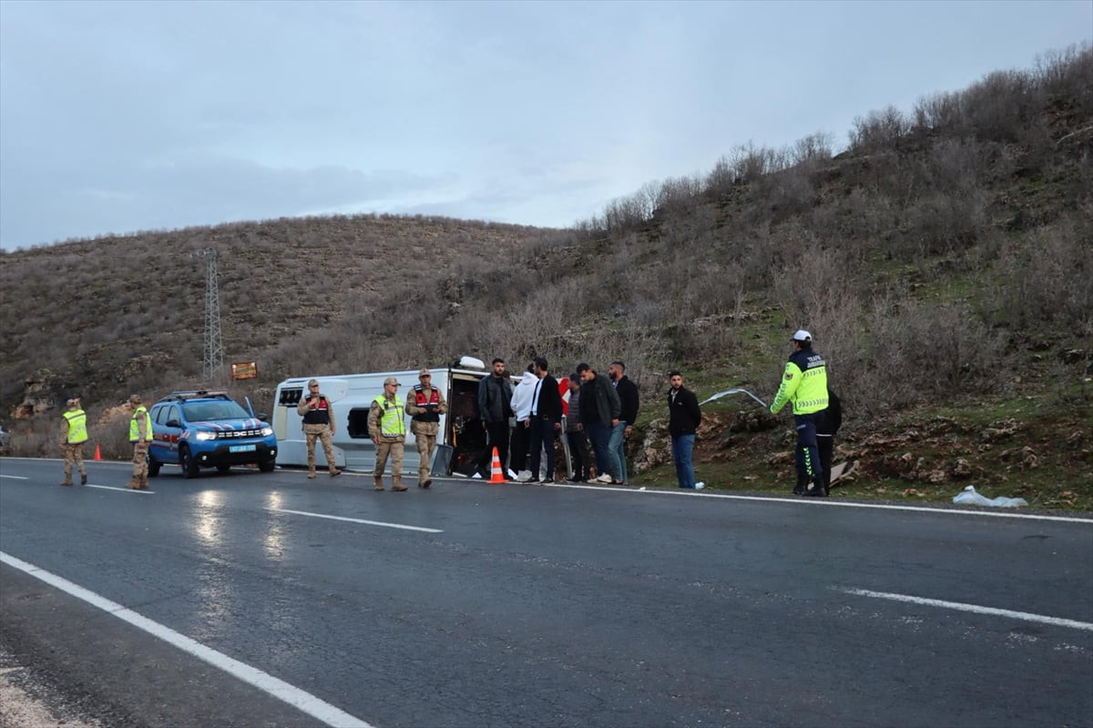  Mardin'in Midyat ilçesinde midibüsün devrilmesi sonucu 24 kişi yaralandı.