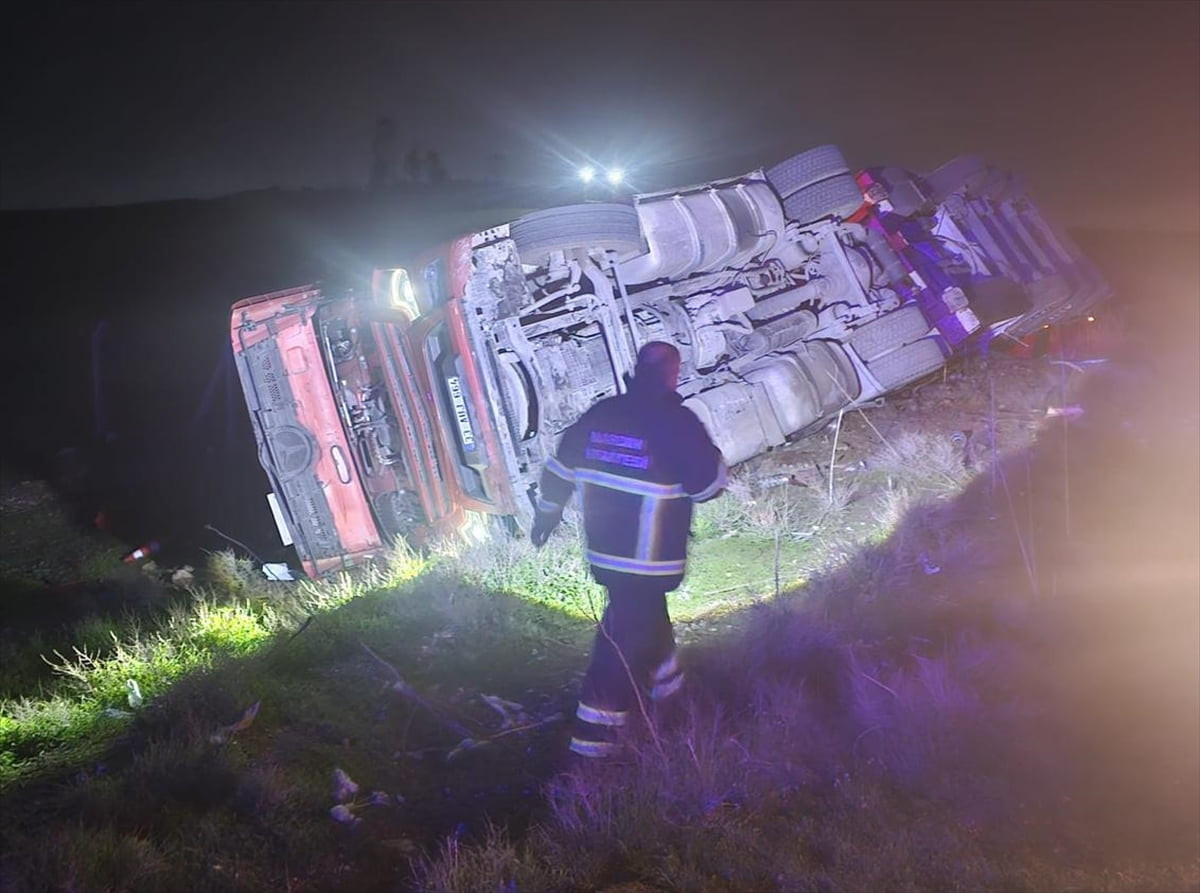 Mardin'in Nusaybin ilçesinde devrilen tırın sürücüsü yaralandı.
