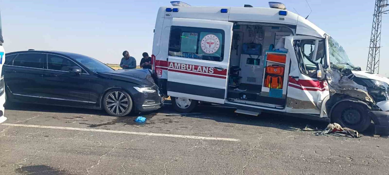 MARDİN'İN NUSAYBİN İLÇESİNDE HASTA TAŞIYAN AMBULANSIN TIRA VE ARDINDAN ARKADAN GELEN OTOMOBİLİN...