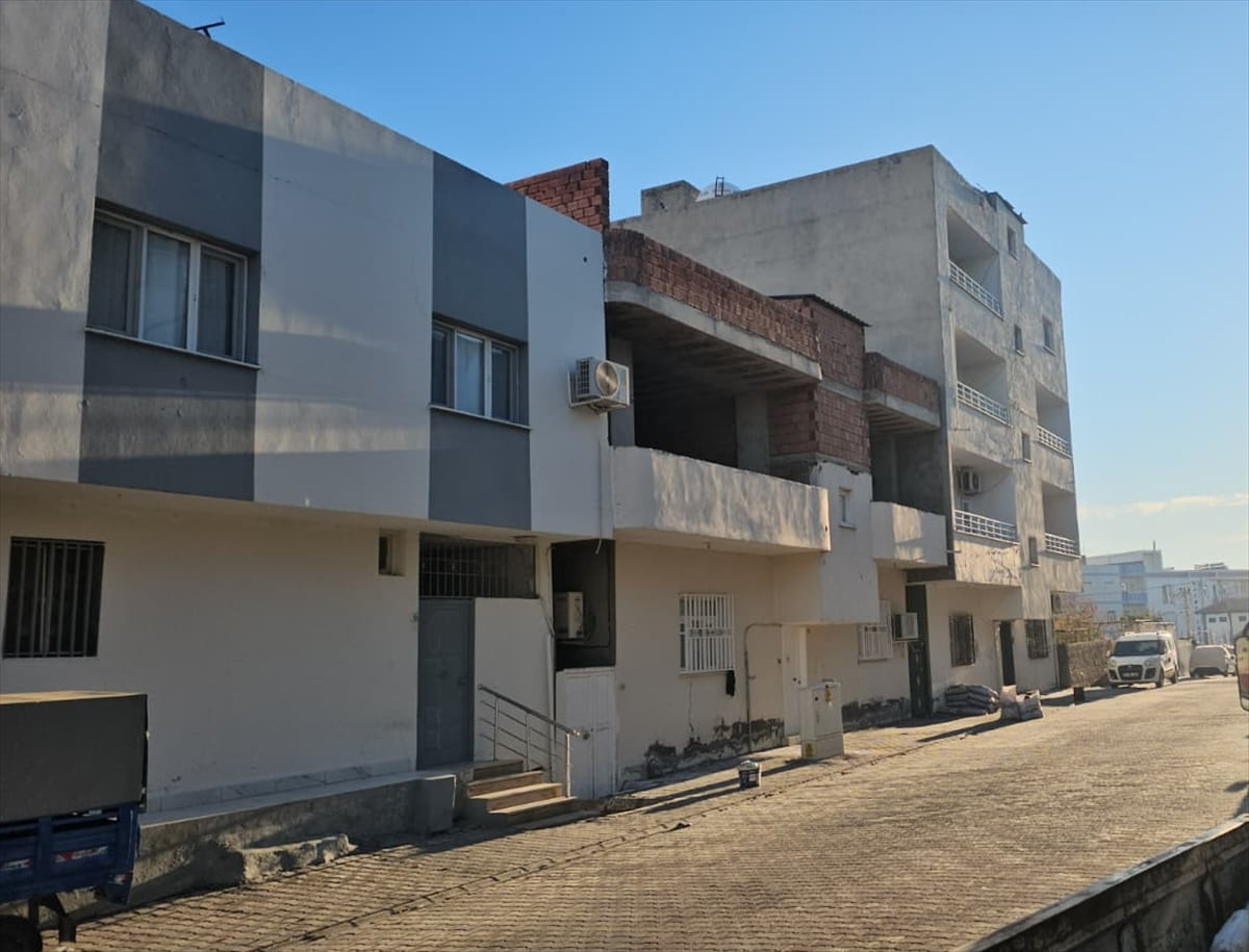 Mardin'in Nusaybin ilçesinde iki kız kardeş, evde silahla vurulmuş halde ölü bulundu.