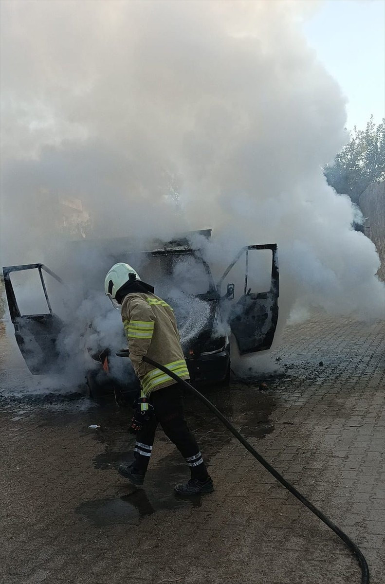 Mardin'in Nusaybin ilçesinde kamyonette çıkan yangın, itfaiye ekiplerinin müdahalesiyle...