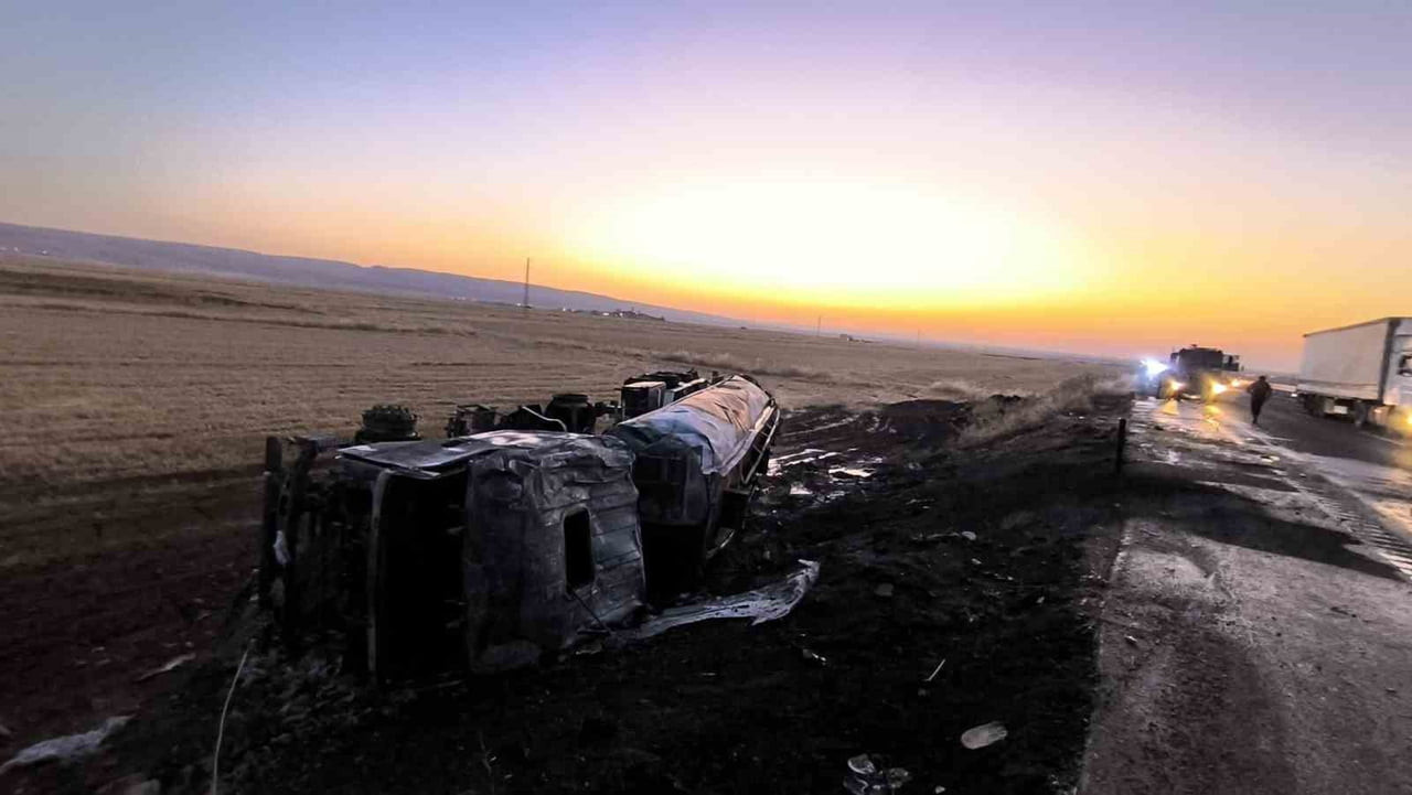 MARDİN'İN NUSAYBİN İLÇESİNDE MAZOT YÜKLÜ TANKER YANGINI SONUCU KULLANILAMAZ HALE GELDİ.