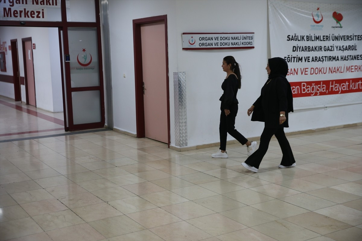 Mardin'in Nusaybin ilçesinde yaşayan diyaliz hastası 19 yaşındaki Gülcan Yesin, Diyarbakır'da...