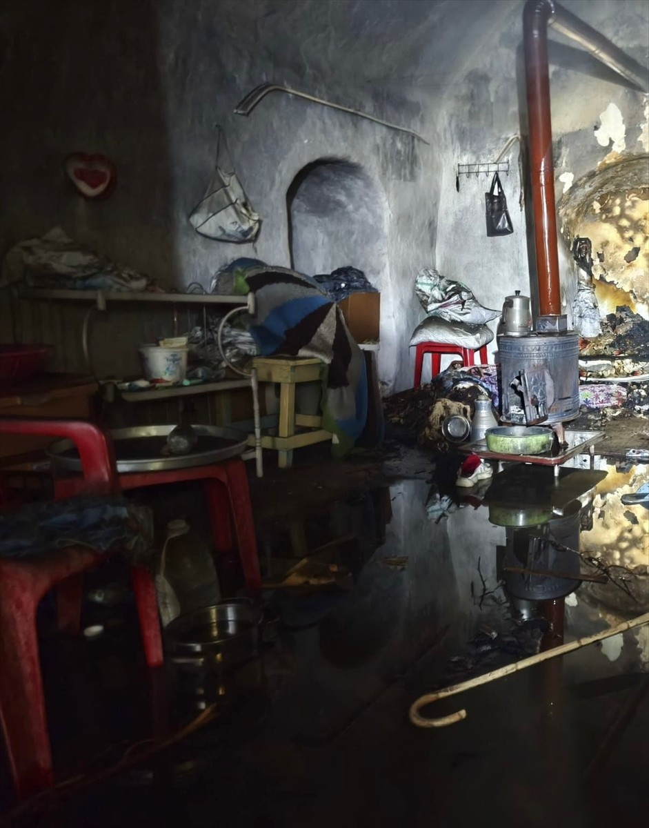 Mardin'in Ömerli ilçesinde bir evde çıkan yangında 1 kişi yaşamını yitirdi.