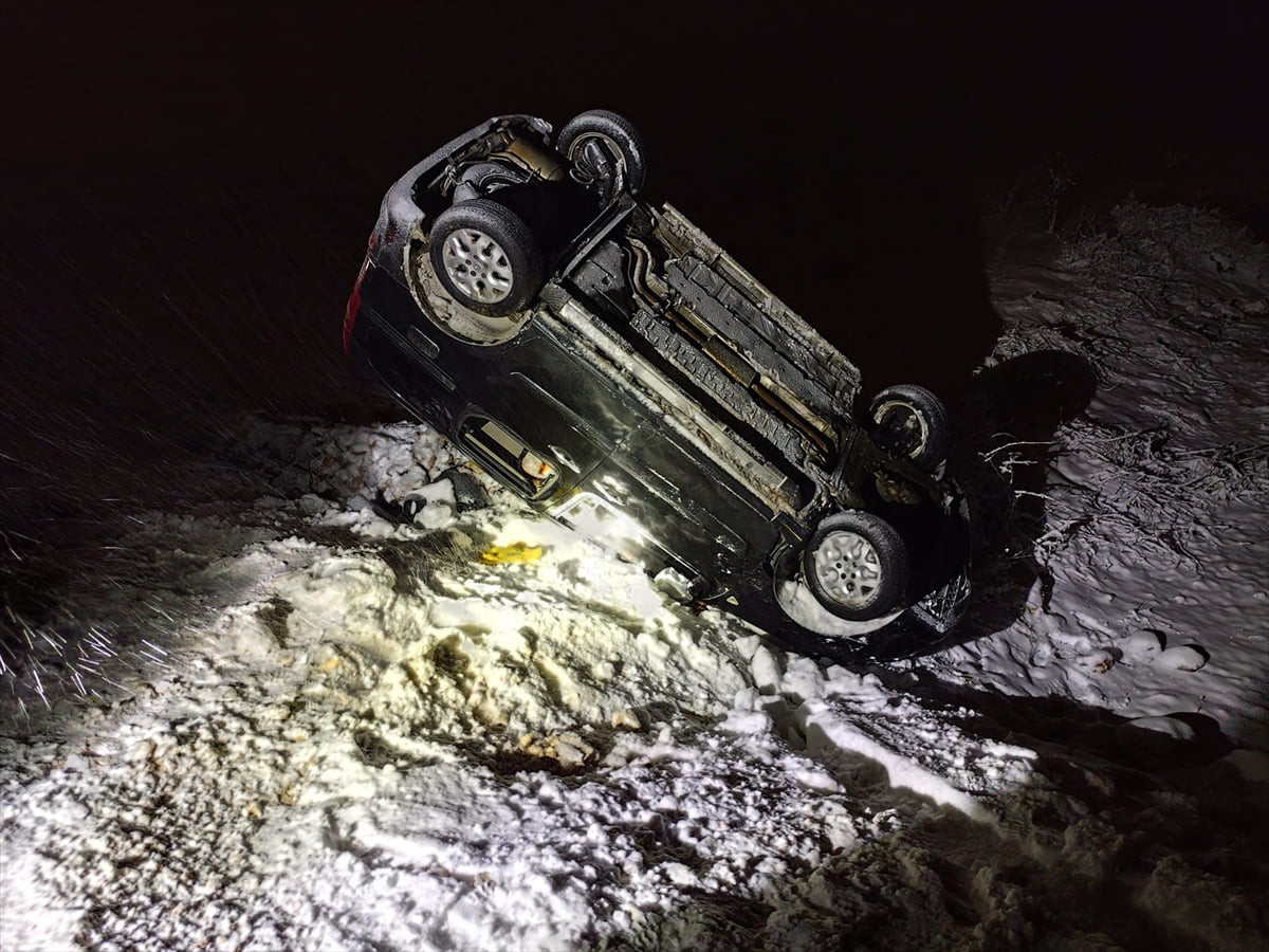 Mardin'in Ömerli ilçesinde hafif ticari aracın devrilmesi sonucu 5 kişi yaralandı.