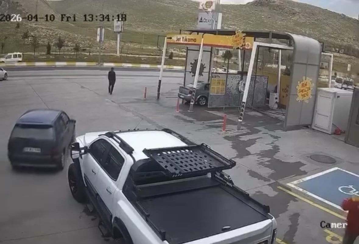 MARDİN’DE BİR AKARYAKIT İSTASYONUNDA ARACINI PARK ETMEK İSTEYEN SÜRÜCÜNÜN EL FRENİNİ ÇEKMEYİ...