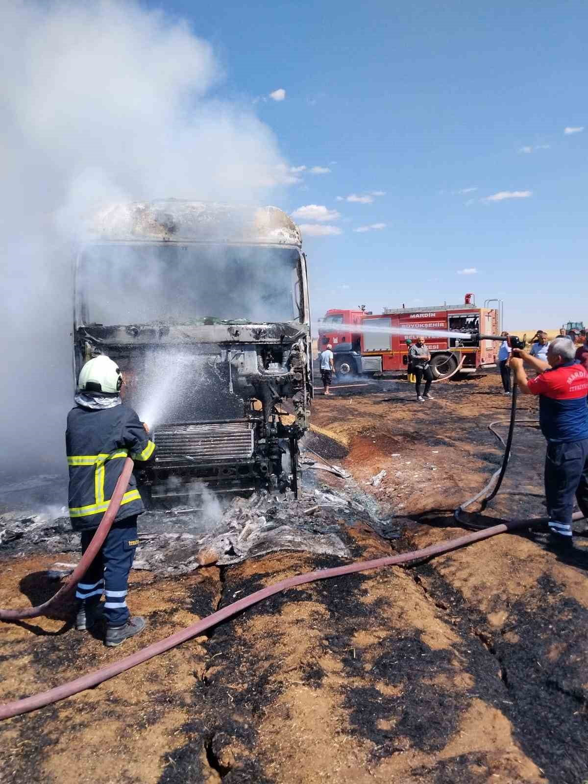 MARDİN’DE BUĞDAY YÜKLÜ TIR ALEVLERE TESLİM OLDU