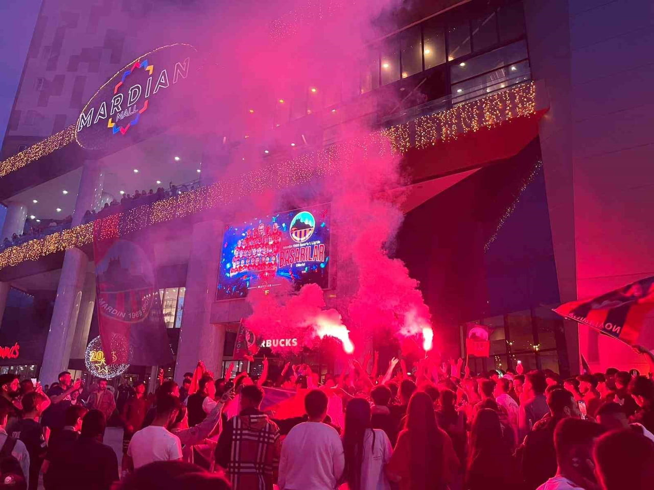 MARDİN’DE FUTBOL HEYECANI VE ŞAMPİYONLUK COŞKUSU, MARDİAN MALL ÖNÜNDE DÜZENLENEN BÜYÜK KUTLAMAYLA...