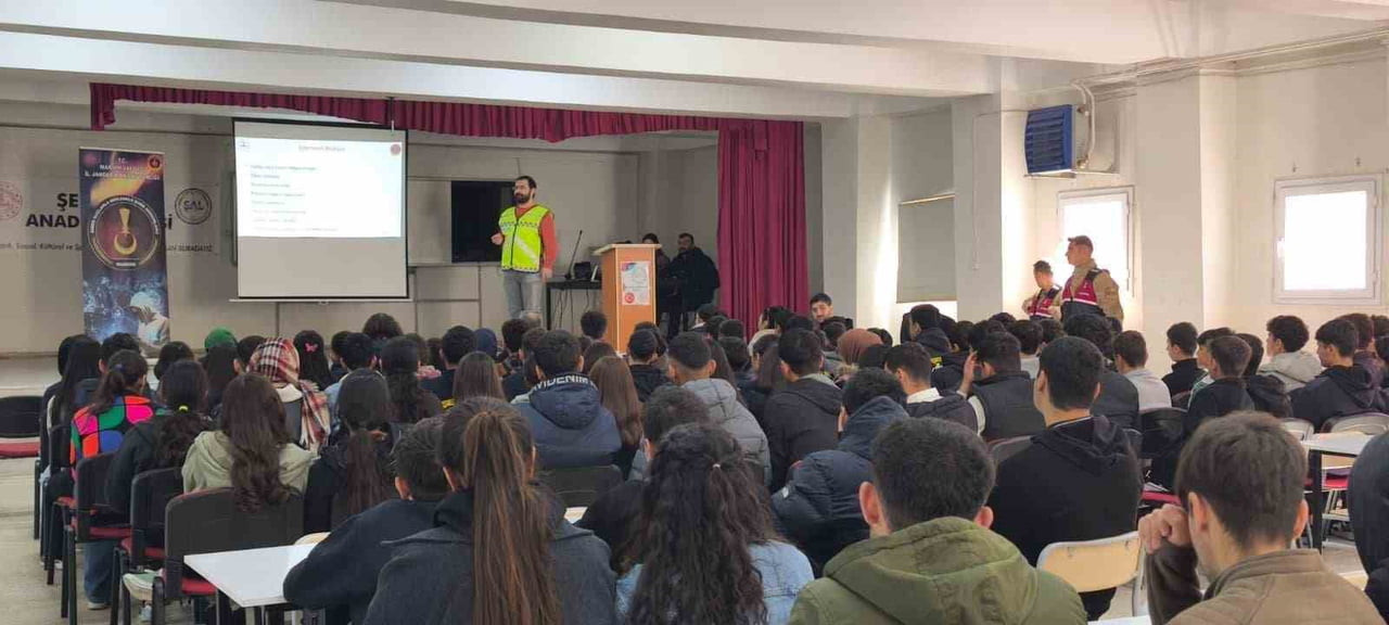 MARDİN’DE JANDARMA EKİPLERİNCE KIZILTEPE VE NUSAYBİN İLÇELERİNDEKİ OKULLARDA ÖĞRENCİLERE YÖNELİK...
