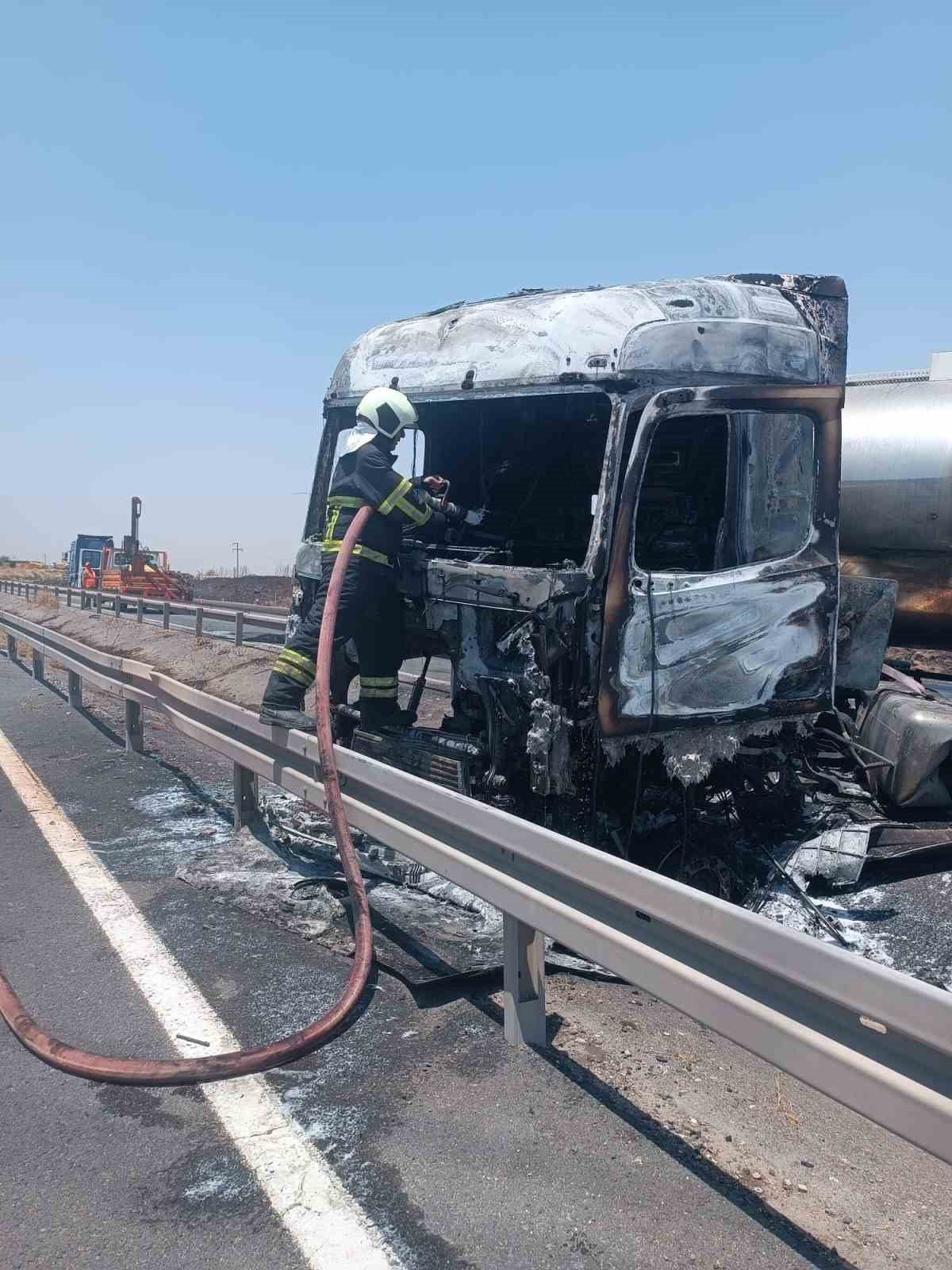 MARDİN’DE SEYİR HALİNDEKİ TIRDA ÇIKAN YANGIN SÖNDÜRÜLDÜ.