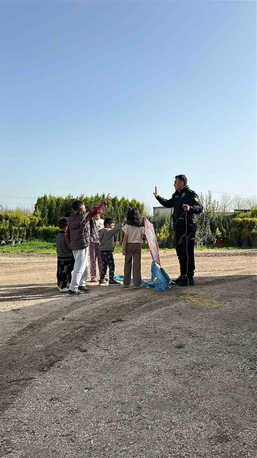 MARDİN’DE YAĞIŞLARIN KISA SÜRELİĞİNE DURMASINI FIRSAT BİLEN ÇOCUKLARIN UÇURTMA KEYFİNE POLİS...