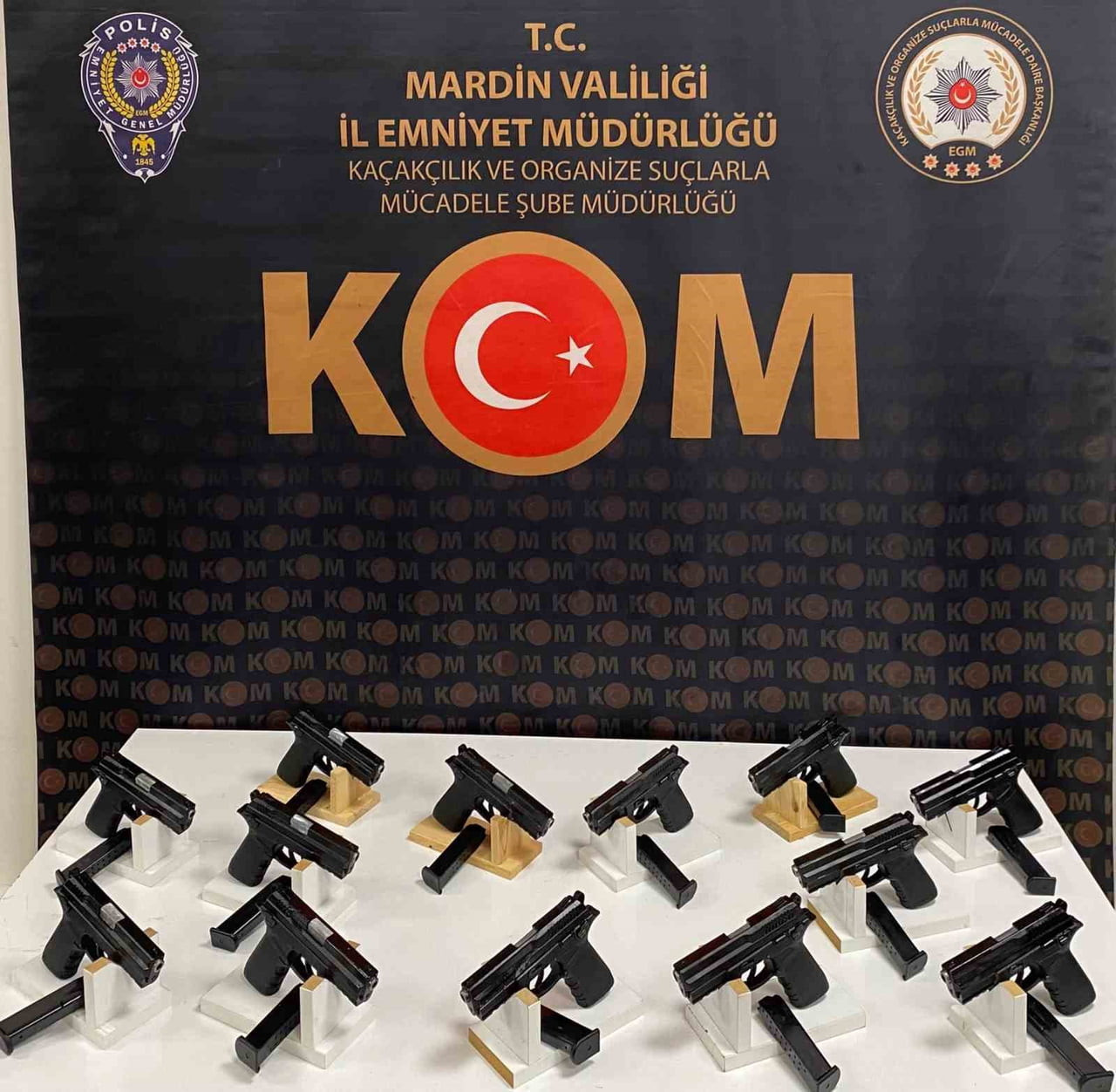 MARDİN’İN ARTUKLU İLÇESİNDE DÜZENLENEN OPERASYONDA 13 RUHSATSIZ TABANCA İLE BU SİLAHLARA AİT 13...