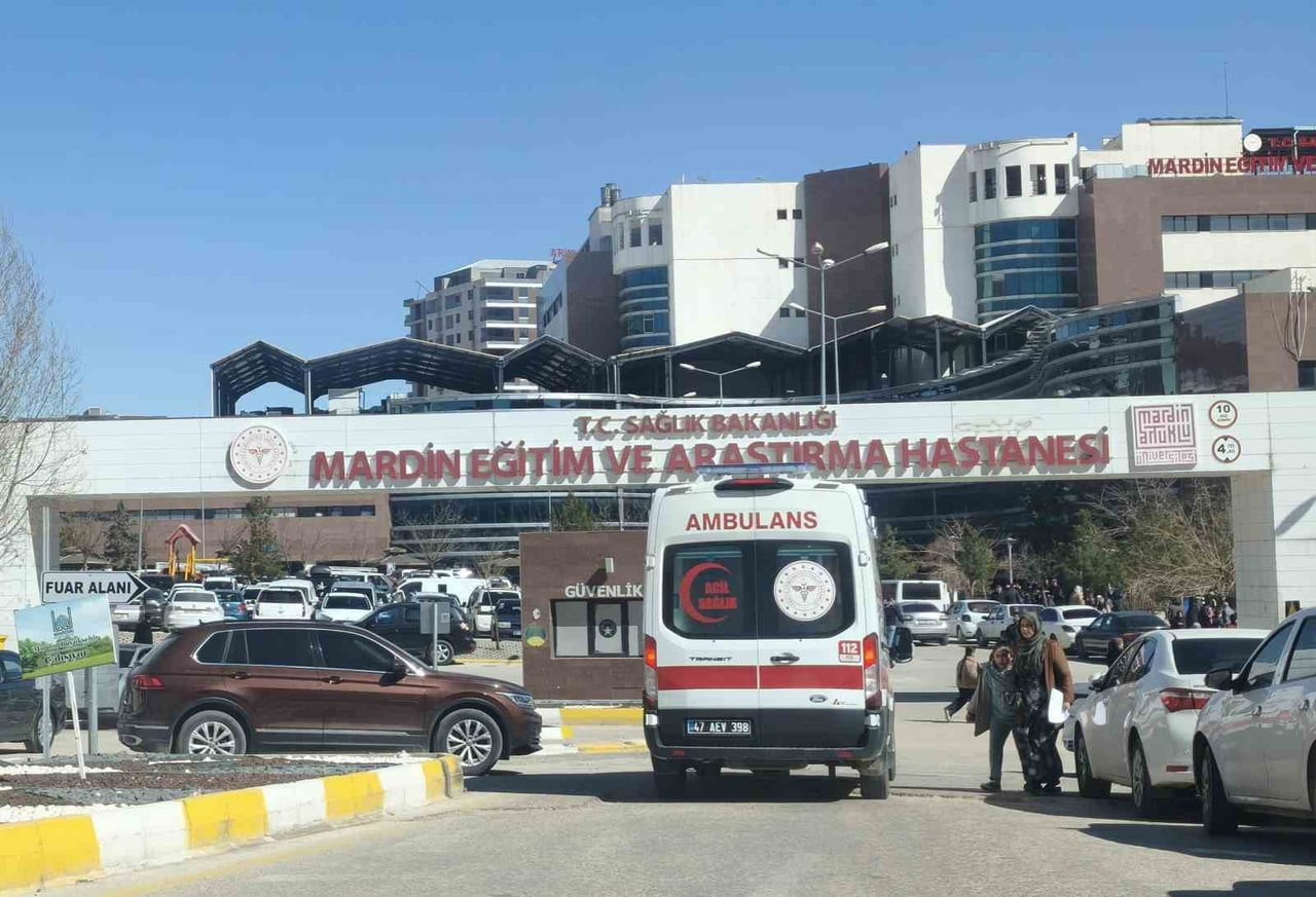 MARDİN’İN ARTUKLU İLÇESİNDE EVİN YAKININDA GERİ MANEVRA YAPILAN OTOMOBİLİN ALTINDA KALAN 2...