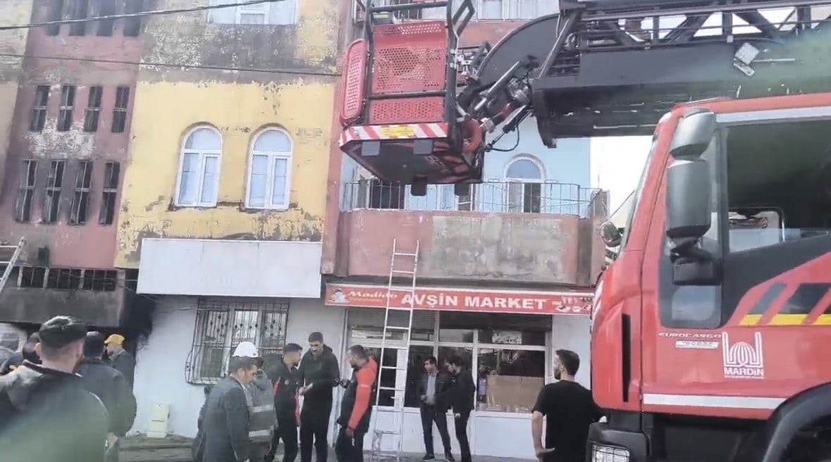 MARDİN’İN KIZILTEPE İLÇESİNDE 3 KATLI MÜSTAKİL EVDE ÇIKAN YANGINDA, 1’İ BEBEK 4 KİŞİ DUMANDAN...