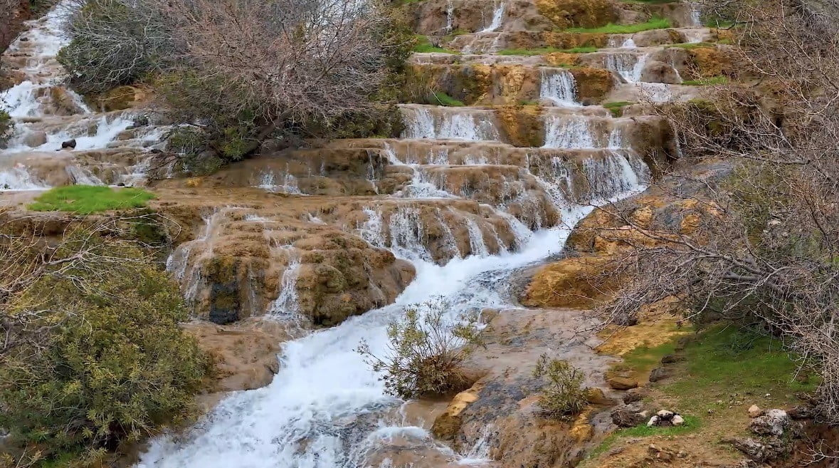 MARDİN’İN KIZILTEPE İLÇESİNDE YER ALAN BAŞDEĞİRMEN (EMRUD) ŞELALESİ, DRON İLE HAVADAN...