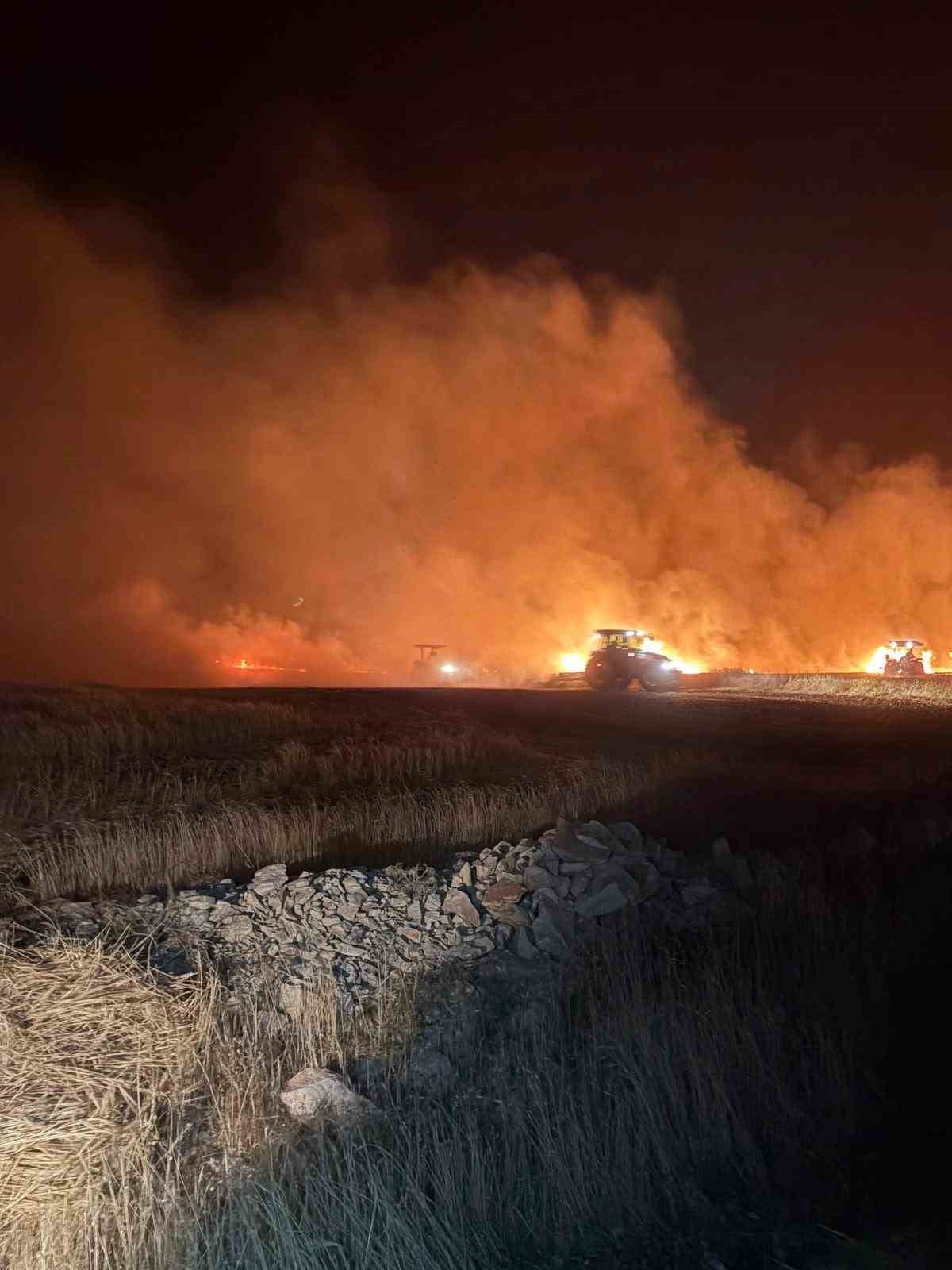 MARDİN’İN MAZIDAĞI İLÇESİNDE DÜN GECE ÇIKAN YANGINDA BUĞDAY VE ARPA EKİLİ ARAZİLER ZARAR...