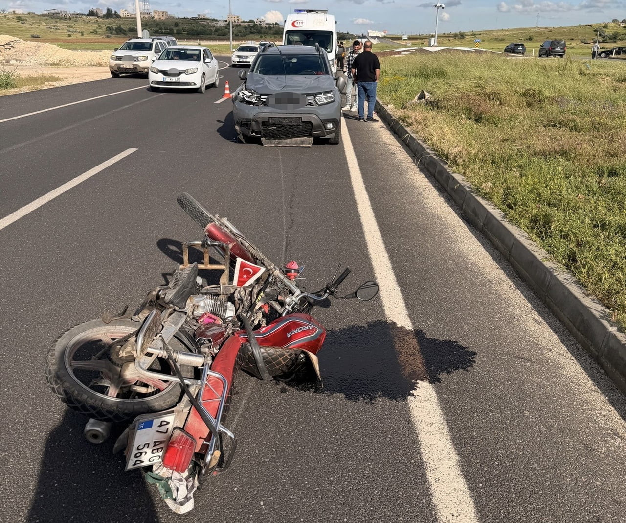 MARDİN’İN MİDYAT İLÇESİNDE OTOMOBİL İLE MOTOSİKLETİN ÇARPIŞMASI SONUCU MEYDANA GELEN TRAFİK...