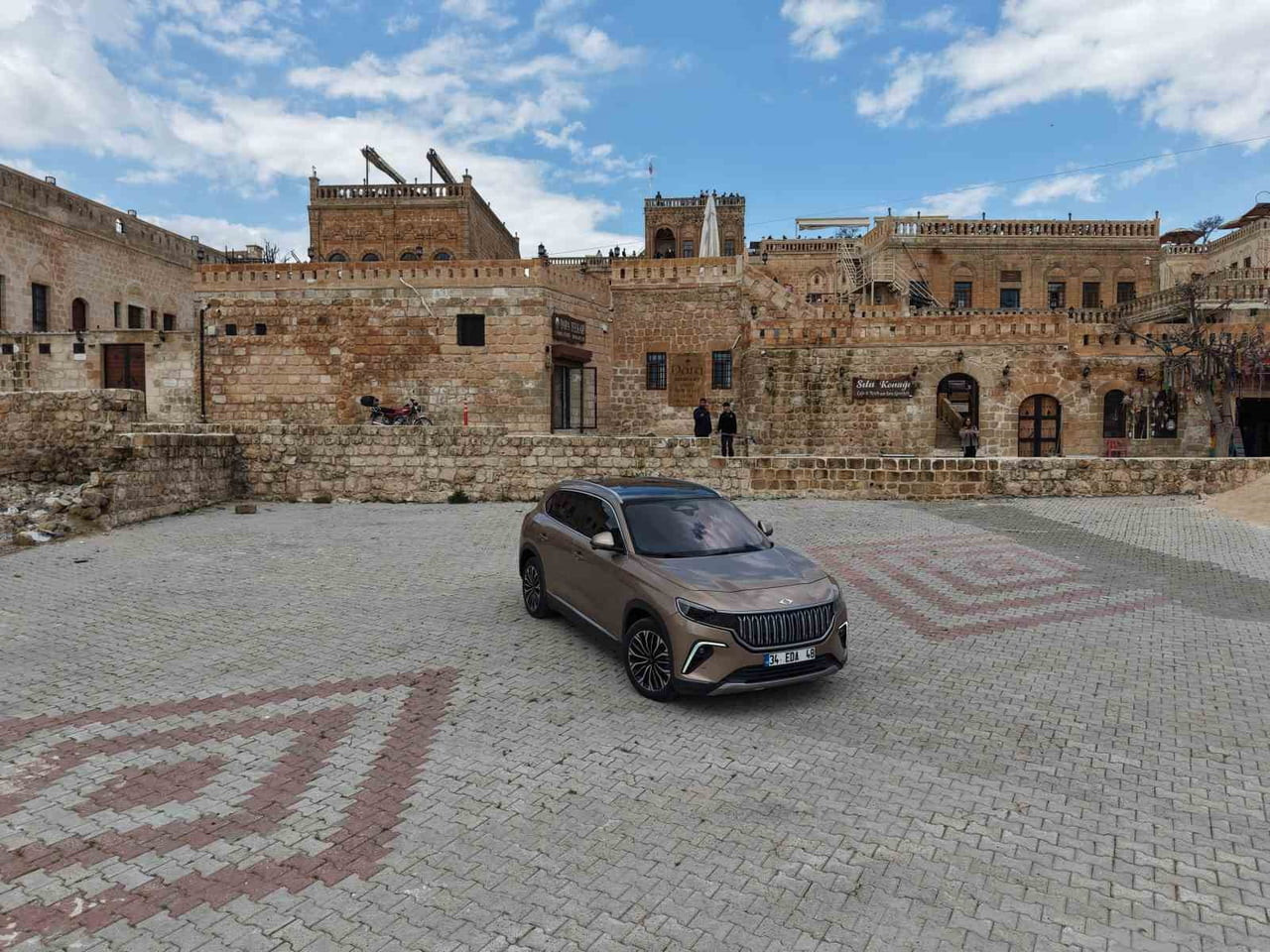 MARDİN’İN MİDYAT İLÇESİNDE YAŞAYAN TOGG MERAKLISI VE GRAFİK TASARIMCI OSMAN ERSÖZ İLE ABDURRAHMAN...