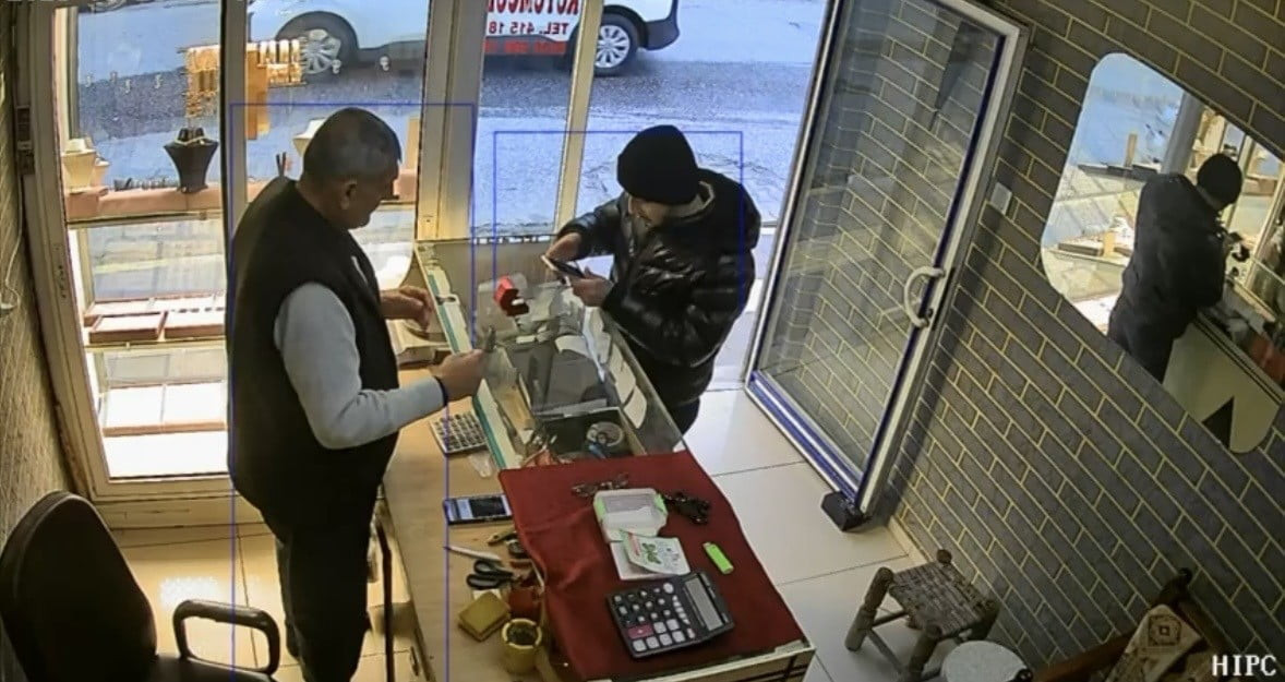 MARDİN’İN NUSAYBİN İLÇESİNDE BİR KUYUMCUDA MÜŞTERİ GİBİ GİREREK YAKLAŞIK 60 BİN LİRA DEĞERİNDEKİ...