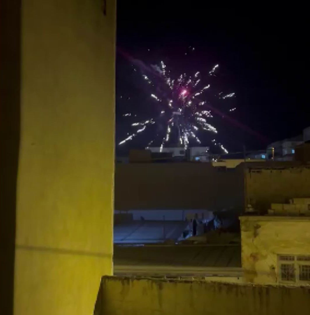 MARDİN’İN NUSAYBİN İLÇESİNDE GECE GEÇ SAATLERİNDE PATLATILAN HAVAİ FİŞEKLER VATANDAŞLARIN...