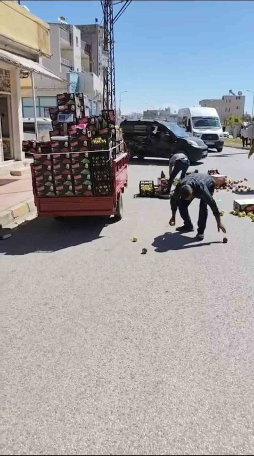 MARDİN’İN NUSAYBİN İLÇESİNDE OTOMOBİL İLE SEBZE-MEYVE SATIŞI YAPAN MOTOSİKLETİN ÇARPIŞTIĞI KAZADA...