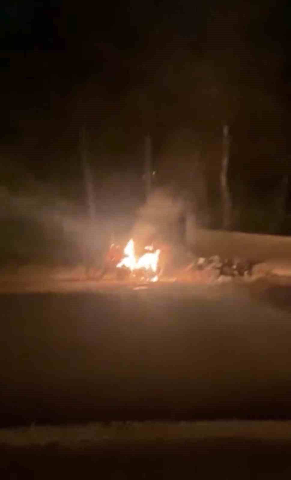 MARDİN’İN NUSAYBİN İLÇESİNDE PARK HALİNDEKİ BİR MOTOSİKLET ALEV ALDI