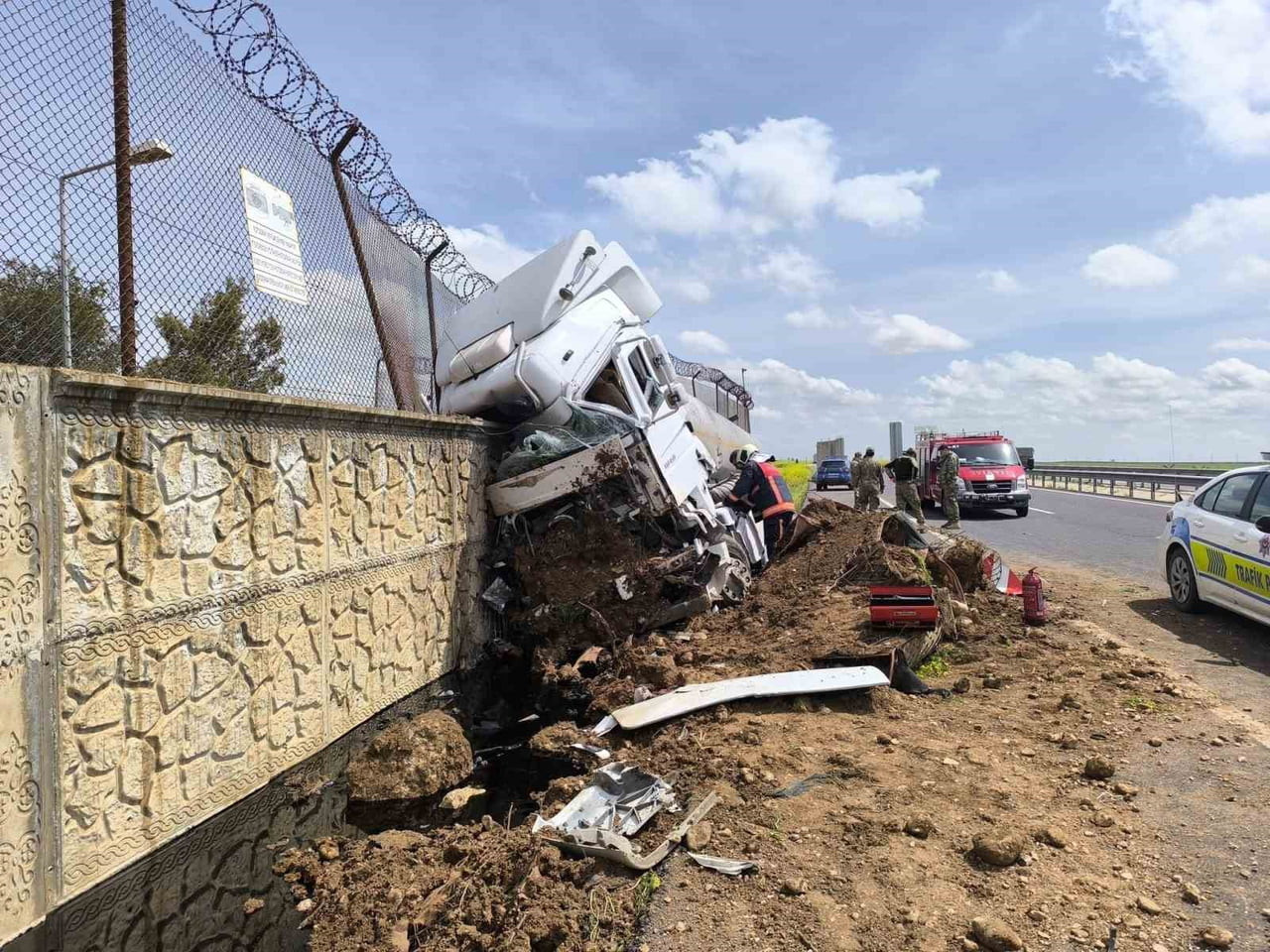 MARDİN’İN NUSAYBİN İLÇESİNDE SEYİR HALİNDEYKEN KONTROLDEN ÇIKAN YAKIT TANKERİ, YOL KENARINDAKİ...