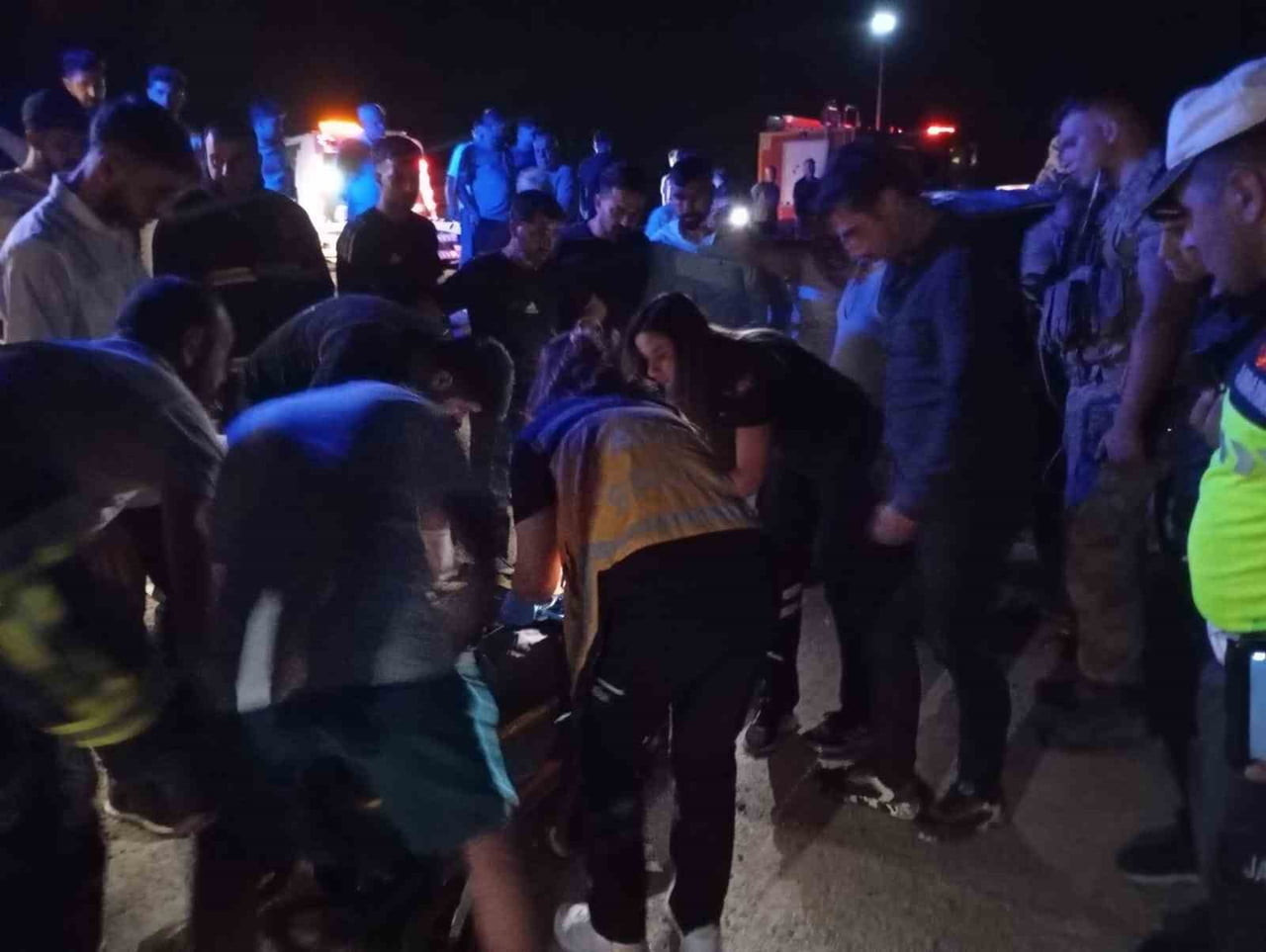 MARDİN’İN ÖMERLİ İLÇESİNDE KONTROLDEN ÇIKARAK DEVRİLEN HAFİF TİCARİ ARACIN SÜRÜCÜSÜ AĞIR...