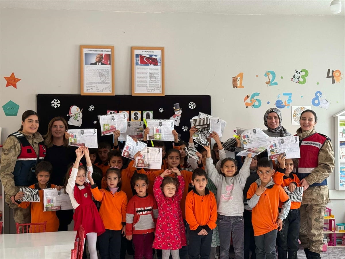 Mardin’in Yeşilli ilçesinde jandarma ekipleri, karnesini alan öğrencileri ziyaret ederek hediye...