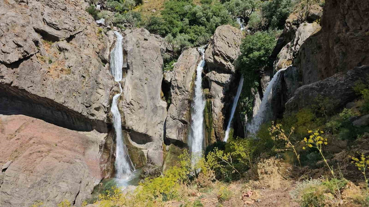 MARÎNÜS ŞELALESİ, YAZ MEVSİMİYLE BİRLİKTE DOĞASEVERLERİN VE FOTOĞRAF TUTKUNLARININ GÖZDE...