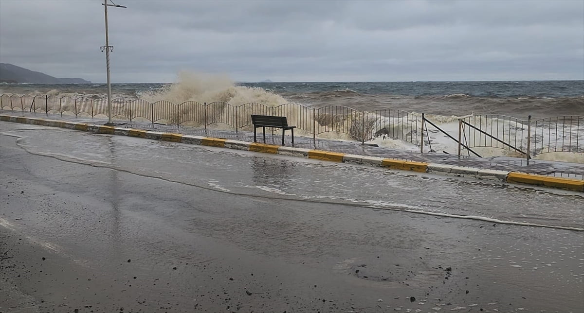 Marmara Bölgesi'nde etkili olan olumsuz hava koşulları ve denizde meydana gelen fırtına nedeniyle...