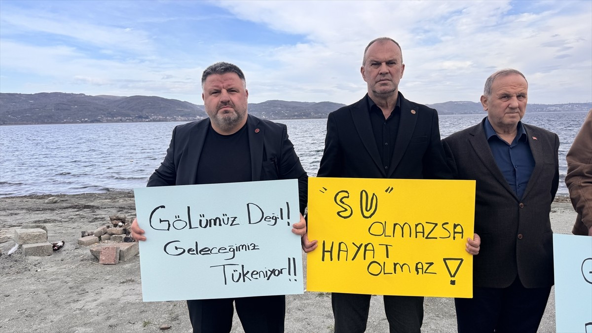 Marmara Bölgesi'nin en önemli içme suyu kaynağı olan Sapanca Gölü'ndeki su seviyesindeki azalmaya...