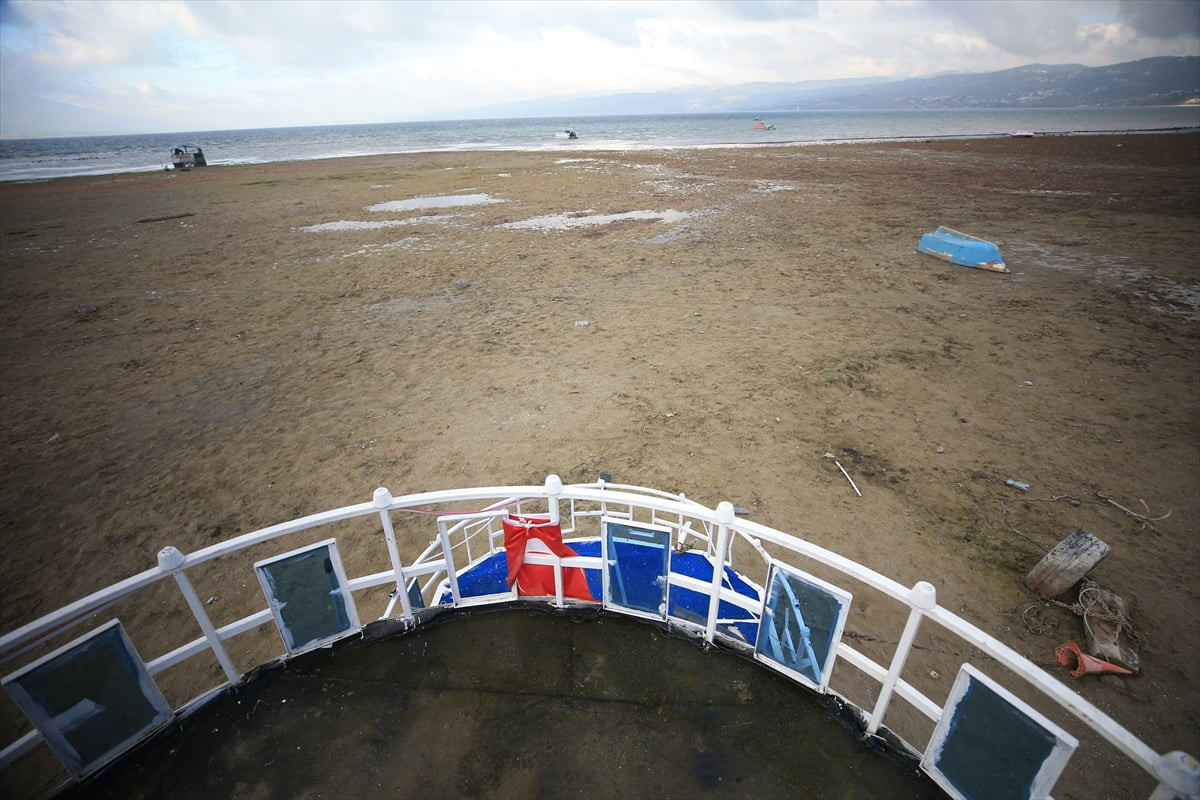 Marmara Bölgesi'nin en önemli su kaynaklarından Sapanca Gölü'nde su seviyesinin azalması, göl...