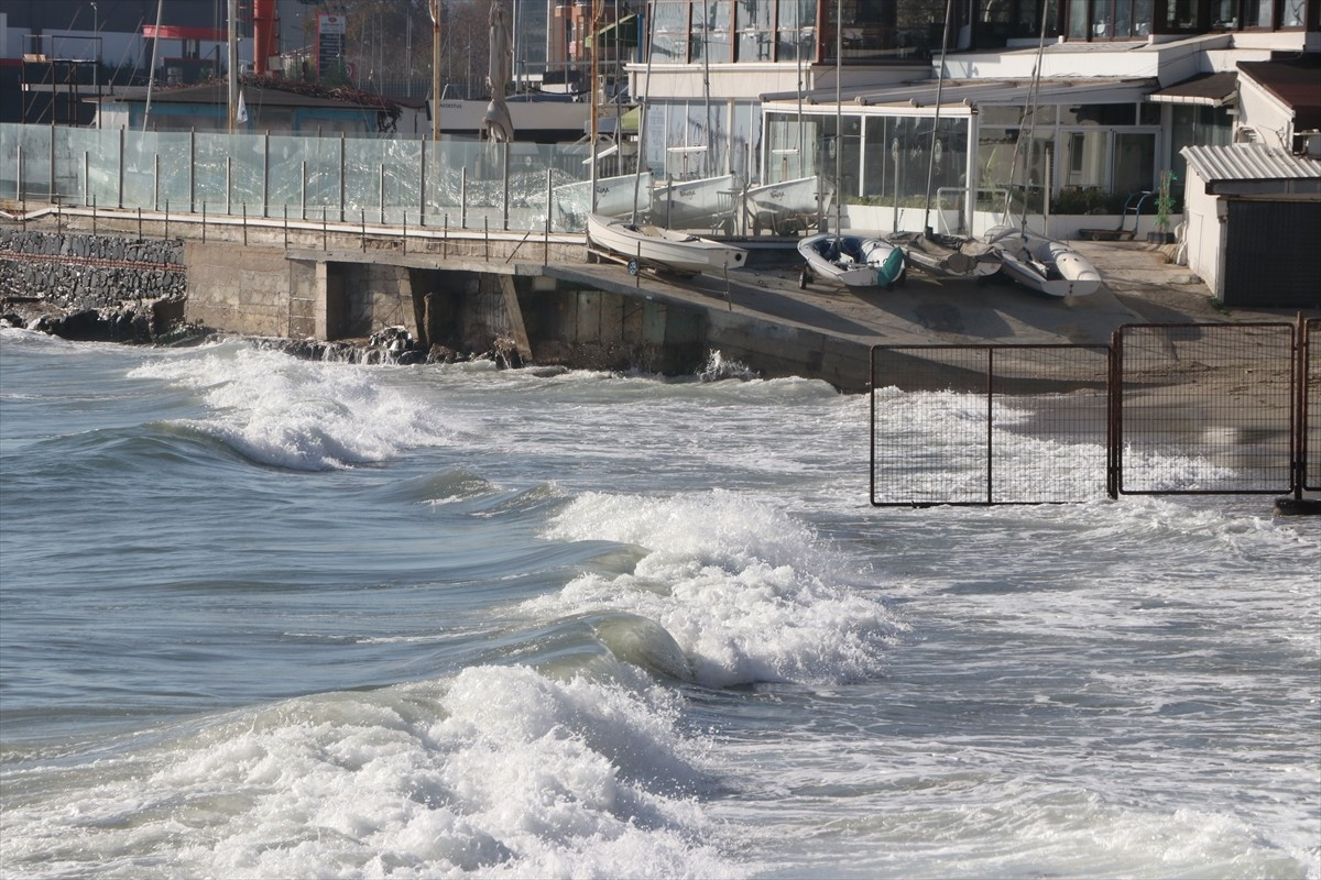 Marmara Denizi'nde 2 gündür etkili olan lodos, Tekirdağ'da deniz ulaşımını aksatıyor.