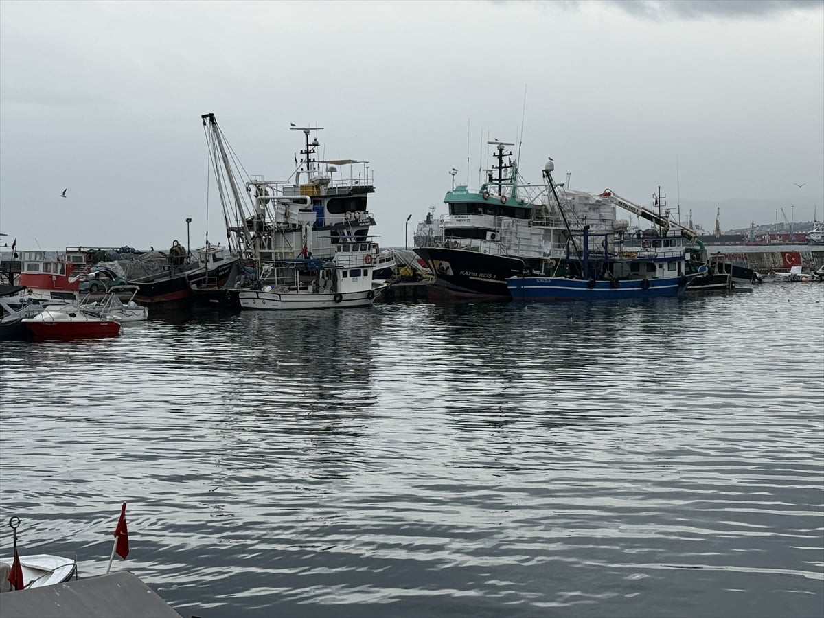Marmara Denizi'nde 3 gündür etkili olan lodos, Tekirdağ'da deniz ulaşımında aksamalara neden...