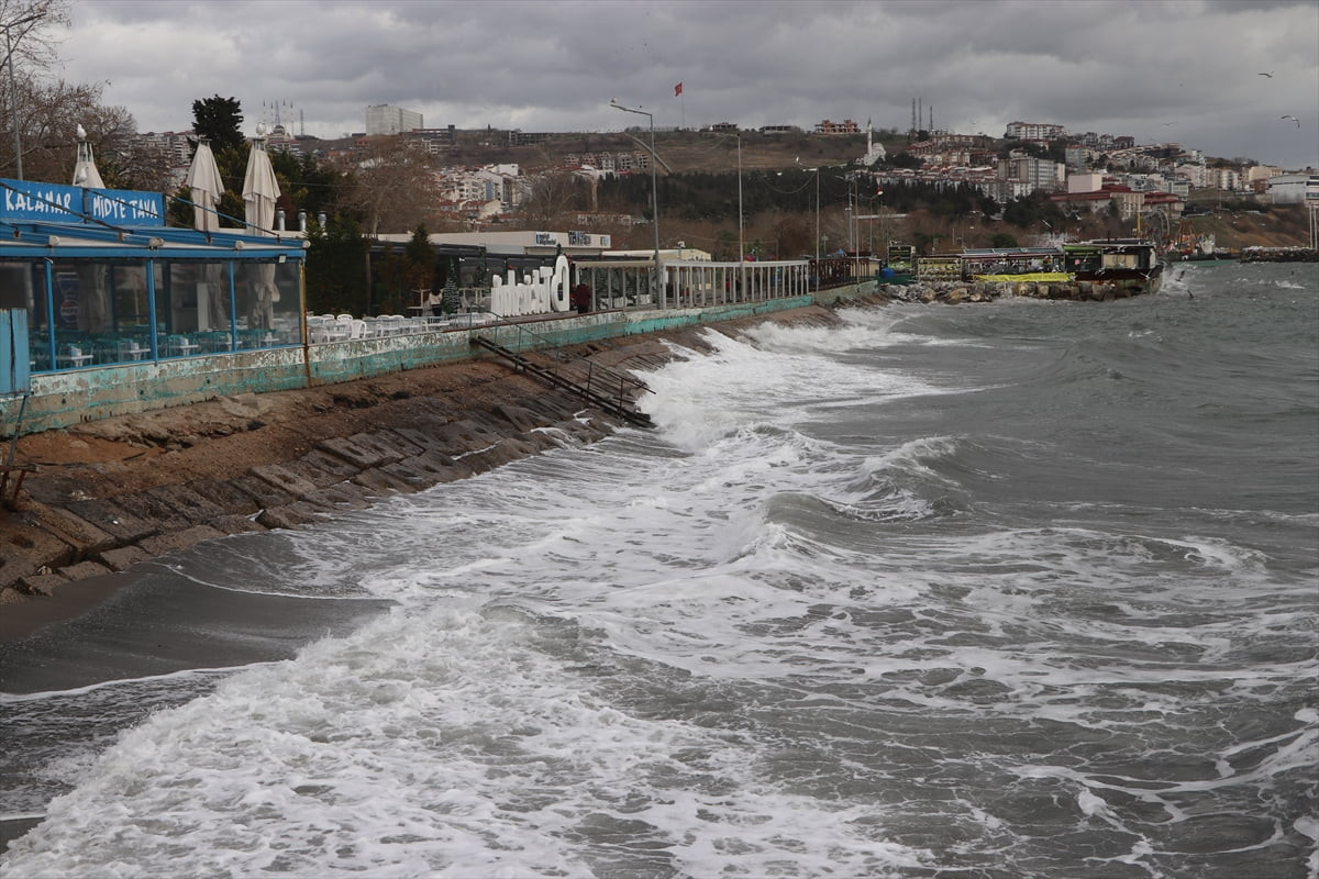 Marmara Denizi'nde 6 gündür etkili olan lodos, Tekirdağ'da deniz ulaşımında aksamalara neden...