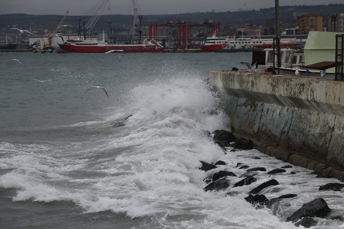 Marmara Denizi'nde etkili olan lodos nedeniyle Tekirdağ'da deniz ulaşımında aksamalar...