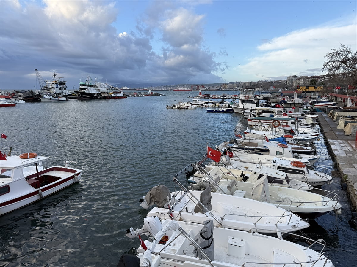 Marmara Denizi'nde etkili olan lodos nedeniyle Tekirdağ'da deniz ulaşımında aksamalar yaşanıyor....