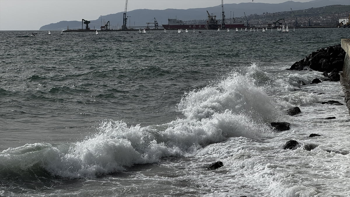 Marmara Denizi'nde etkili olan lodos, Tekirdağ'da deniz ulaşımında aksamalara neden oluyor.