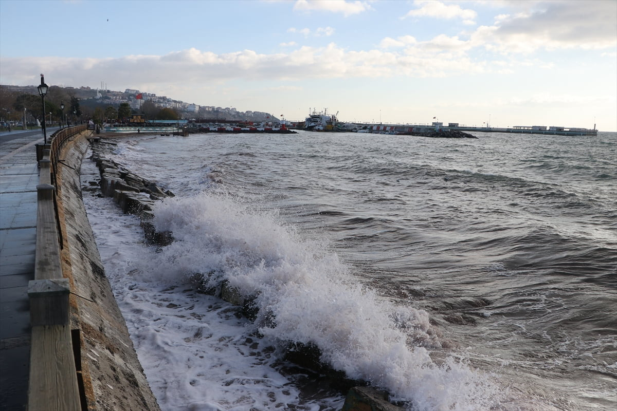 Marmara Denizi'nde etkili olan lodos, Tekirdağ'da deniz ulaşımını olumsuz etkiledi.