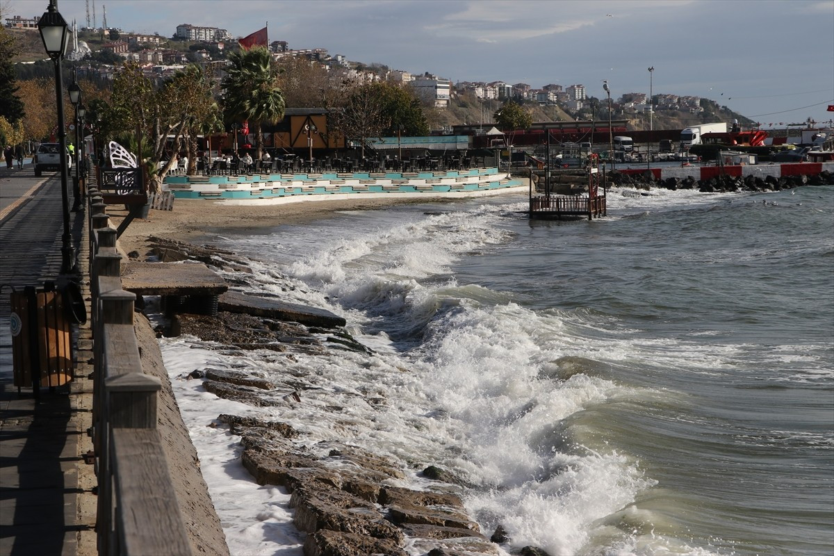 Marmara Denizi'nde öğle saatlerinde başlayan lodos, Tekirdağ'da deniz ulaşımını olumsuz...