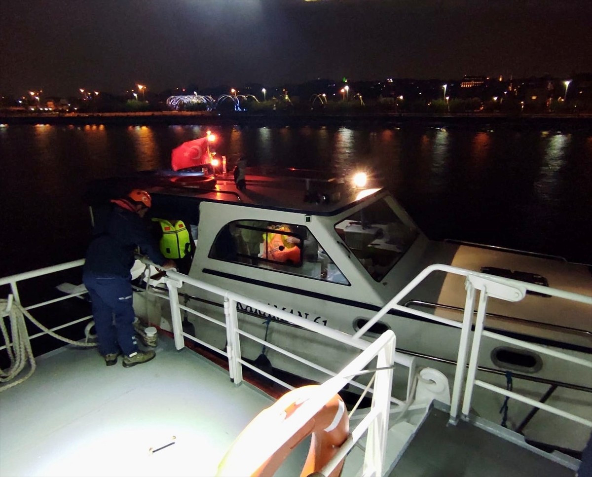 Marmara Denizi'nde, Yenikapı açıklarında sürüklenen ve içinde 4 kişi bulunan tekne Kıyı Emniyeti...