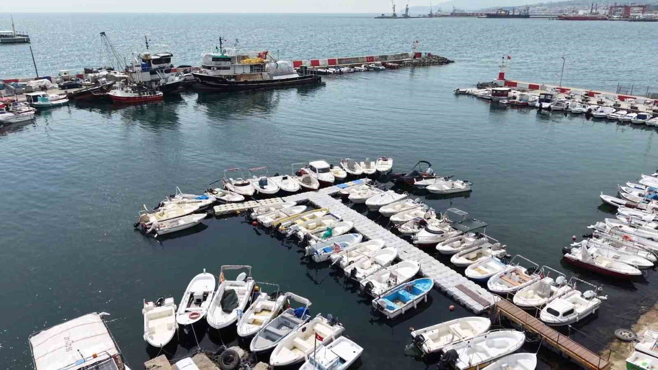 MARMARA DENİZİ’NDE BÜYÜK BALIKÇI TEKNELERİNE YÖNELİK AV YASAĞI BU GECE İTİBARIYLA YÜRÜRLÜĞE...