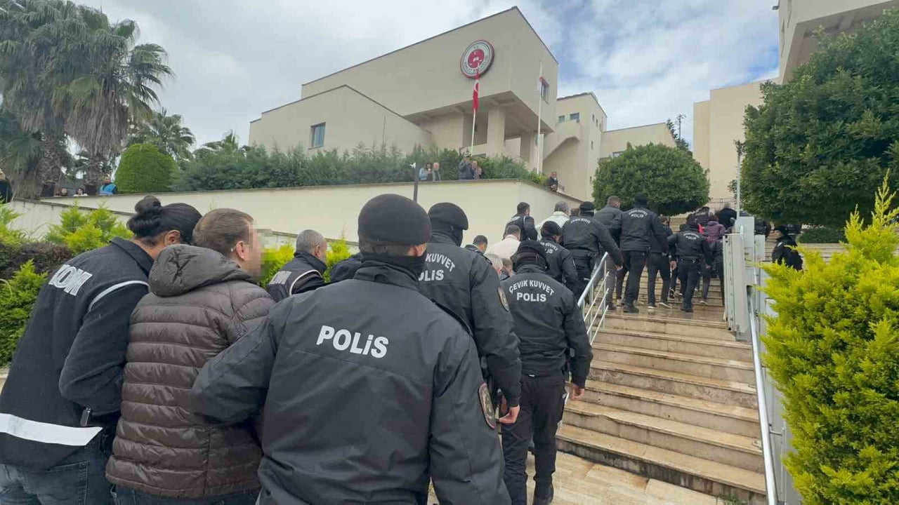 MARMARİS BELEDİYESİ İMAR MÜDÜRLÜĞÜ'NDE GÖREVLİ BİR KAMU GÖREVLİSİNİN 4 BİN DOLAR RÜŞVET ALIRKEN...