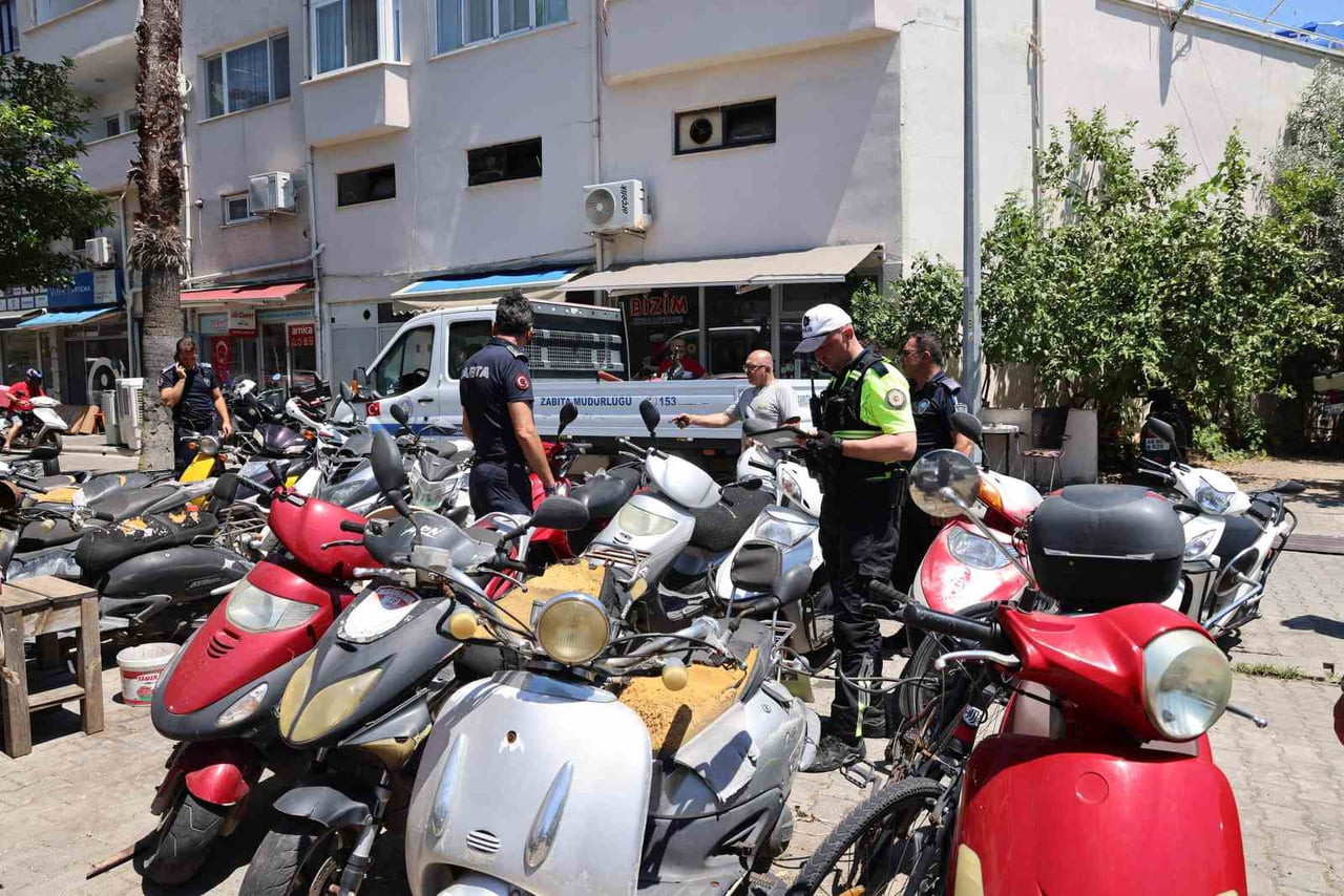 MARMARİS BELEDİYESİ, KAMU ALANLARINI İŞGAL EDEN HURDA ARAÇLAR İLE ATIL DURUMDAKİ MALZEMELERİN...